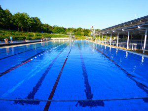 Schwimmbecken ausschließlich für Schwimmer - für Nichtschwimmer gibt es ein extra Becken