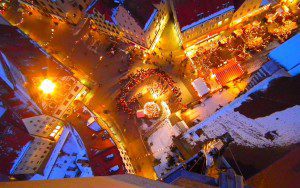 Der Marktplatz, die gute Stube von Nördlingen-hell erleuchtet gleich einem goldenen Stern