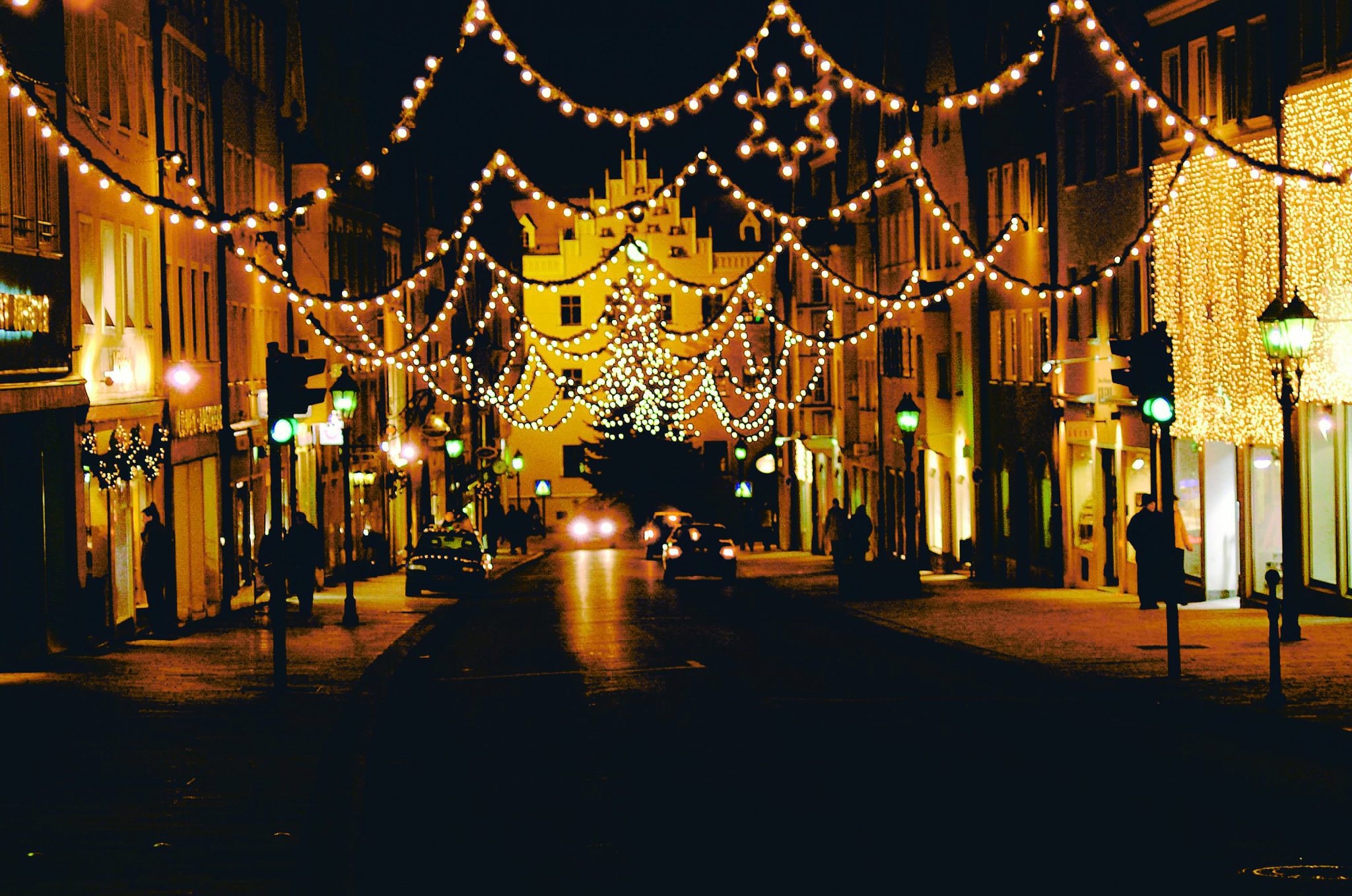 Donauwörther Reichsstraße mit Weihnachtsbeleuchtung
