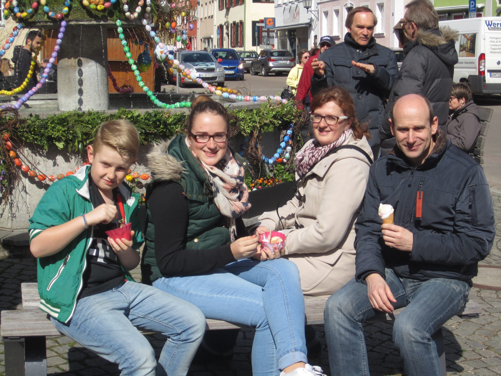 Familie isst Eis am Osterbrunnen in Oettingen