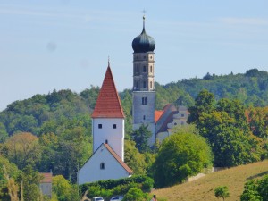 evang.Kirche St. Georg mit dem Hintergund der kath. Klosterkirche St.Martin