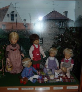 Käthe-Kruse-Puppen beim Picknick in Donauwörth