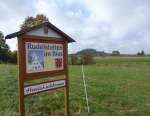 "Willkommen in Rudelstetten" - im Hintergrund der Wennenberg
