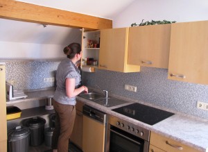 Die Prüferin kontrolliert die Küche dieser Ferienwohnung in Bayern