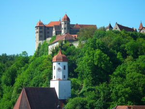 Harburg, hier sind Burg und Kirchturm im Zwiegespräch in herrlicher Landschaft vereint.