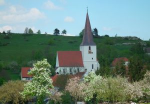 Die Kirche von Schmähingen am Wanderweg über den Albuch