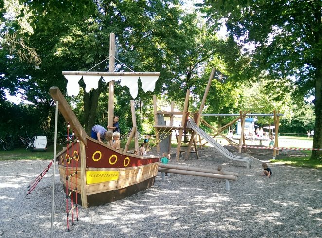 Piratenspielplatz mit Segelboot