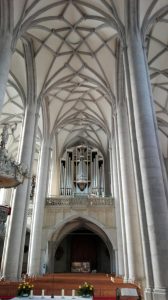 Spitzbogendecke und Orgel der St.-Georgs-Kirche
