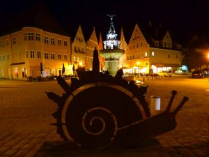 Rübenmarkt mit Kriegerbrunnen und dem Zeichen der Schnecke CittaSlow