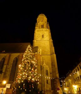 `s Feierabend - die leuchtende Tanne vor dem strahlenden Kirchturm Daniel in Nördlingen