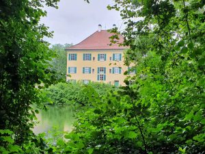 Wasserschloss Unterwittelsbach Blick durch Bäume