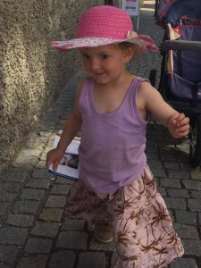 kleines Mädchen mit Hut