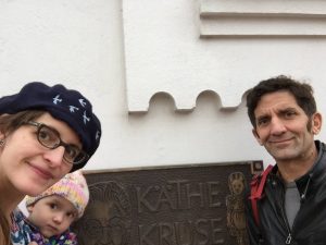 Familie vor dem Käthe Kruse Puppenmuseum Donauwörth