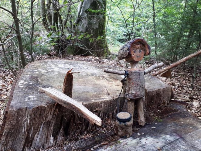 Wald-Spaziergang in Adelsried Holzfigur