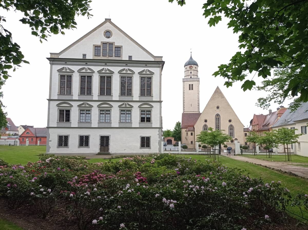 Blick aufs Schloss und St. Jakob vom Schlossgarten Oettingen