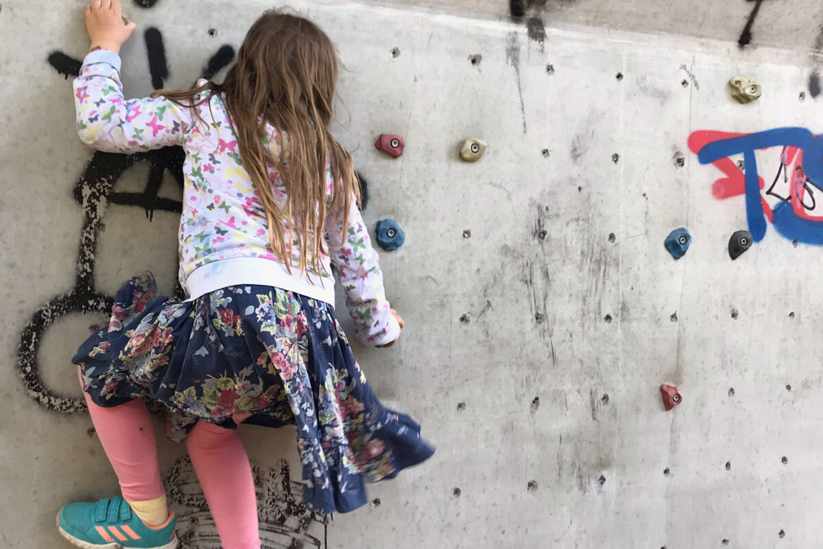 Die Boulderwand ist für größere Kinder geeignet