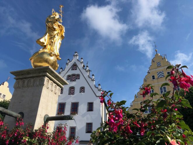 Der mit Fuchsien umrahmte Marienbrunnen auf dem Marktplatz in Wemding