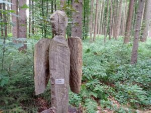 ein Engel im Wald Kunstpfad Illertissen
