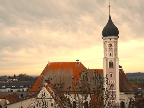 Kirche Burgau mit Störchen