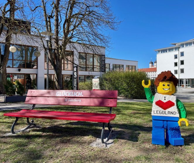 Auf dem Spielplatz an der Jahnhalle wartet der Legolandboy auf dich. Dieses Ziel ist einen Familienausflug wert.