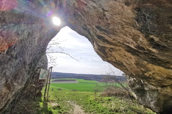 Der Blick aus der großen Ofnethöhle. Diese befindet sich am Schäferweg bei Holheim.