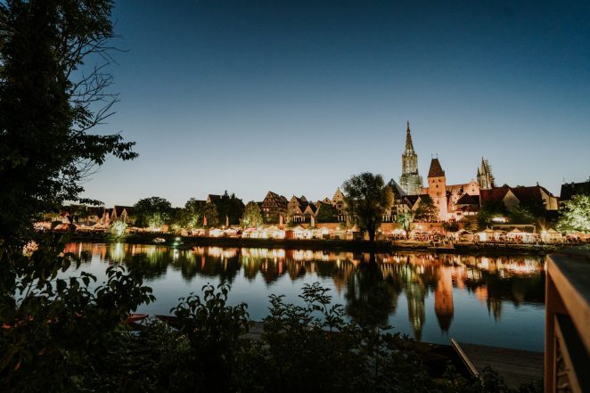 Das Internationale Donaufest in Ulm/Neu-Ulm bei Nacht.