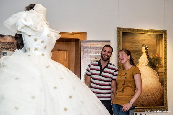 Paar besucht Ausstellung im Sisi-Schloss Unterwittelsbach