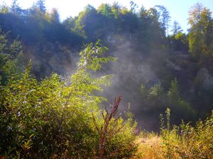 Nebel und Sonne treffen sich am lichten Morgen im "Lindle" Fels